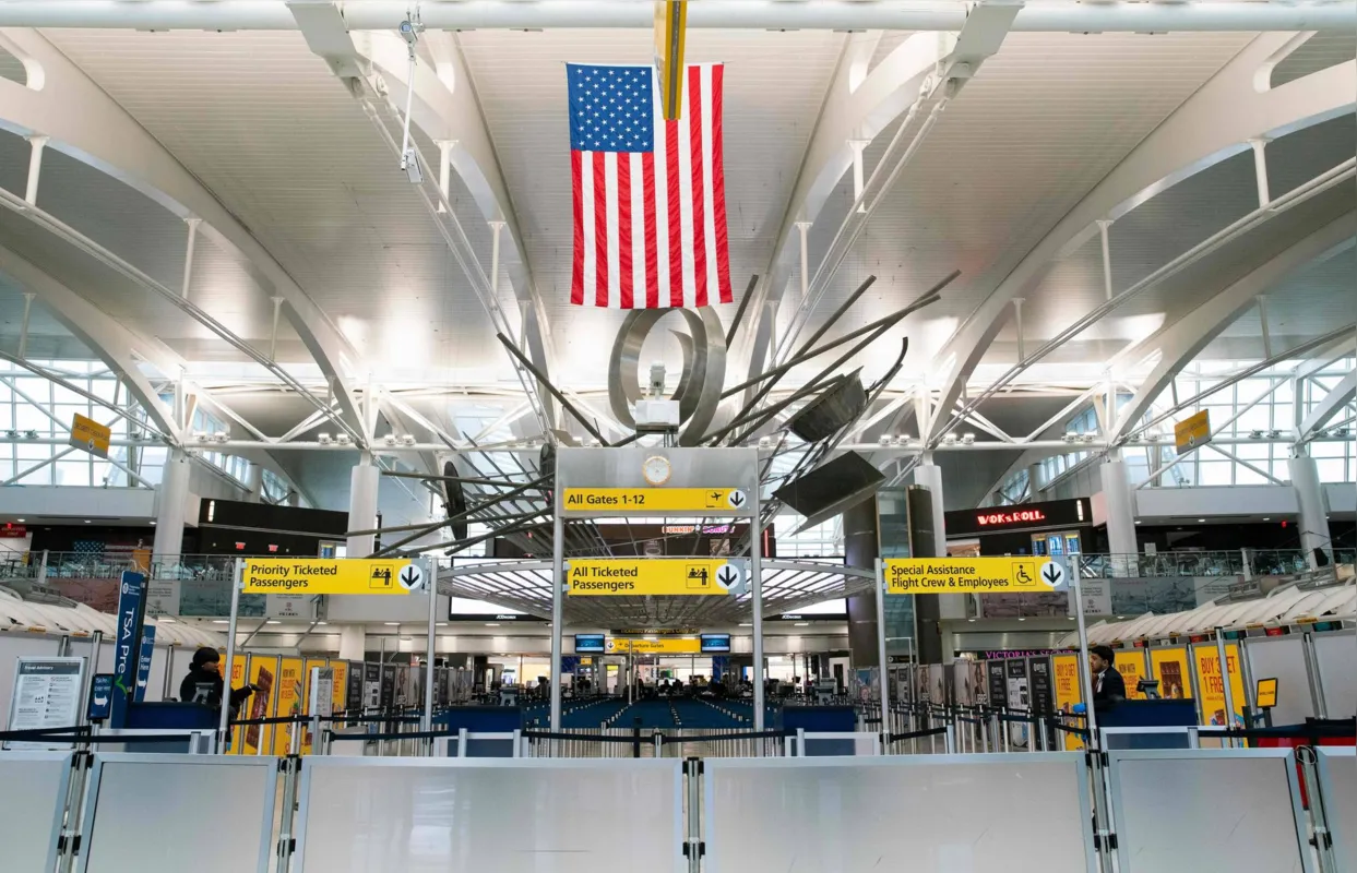 
O saguão vazio do aeroporto internacional  John F. Kennedy, em Nova York, nesta quinta-feira já refletia os efeitos da decisão de Trump