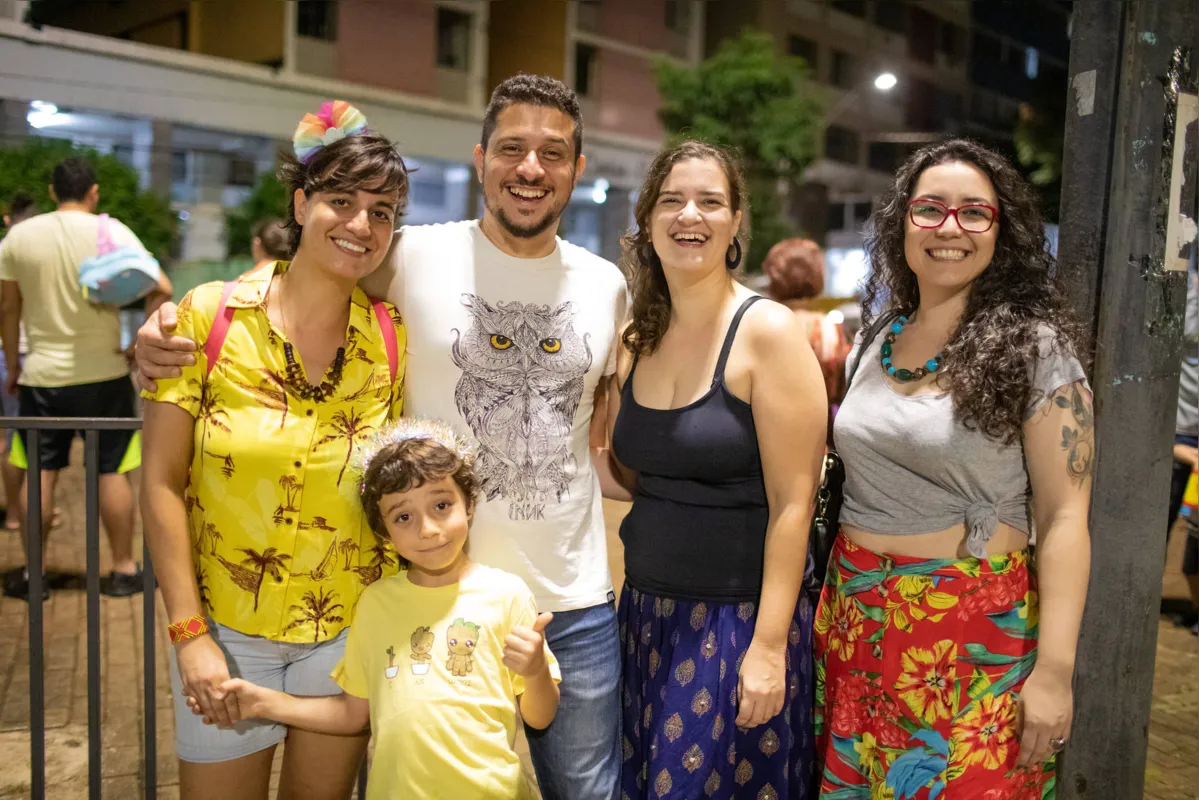 Karina Silva, Tiago Cabola e o filho Ian Silva Cabola com Mariana Oliveira e Mariana Borges