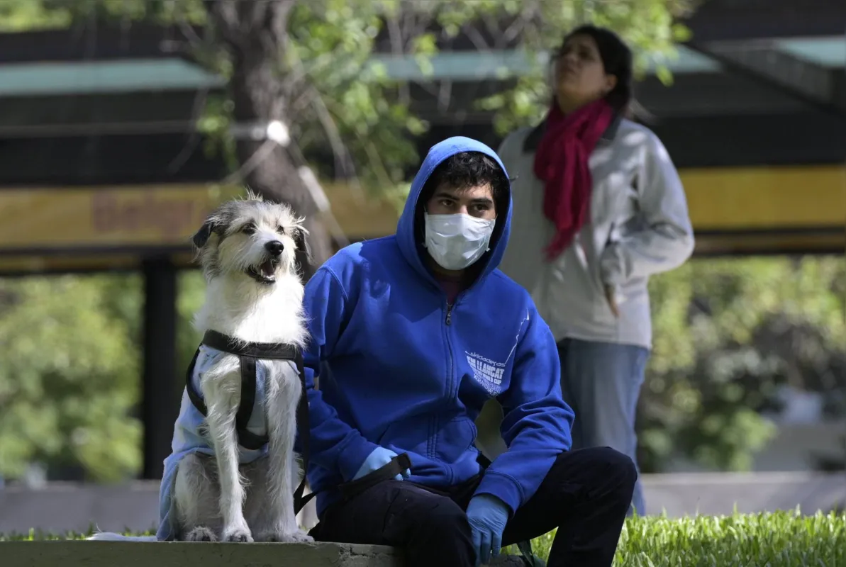 A comercialização de máscaras cirúrgicas, entretanto, está proibida, para que não faltem para o atendimento médico 