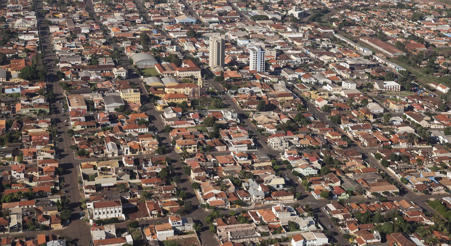 Apenas mercados, farmácias, lojas de materiais de construção e estabelecimentos ligados ao setor agropecuário estão em funcionamento em Bandeirantes