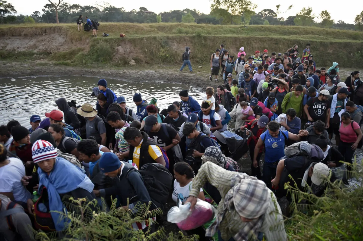
De acordo com o relatório, o que leva os centro-americanos a abandonarem seus países é uma mistura de pobreza, violência e falta de serviços públicos 