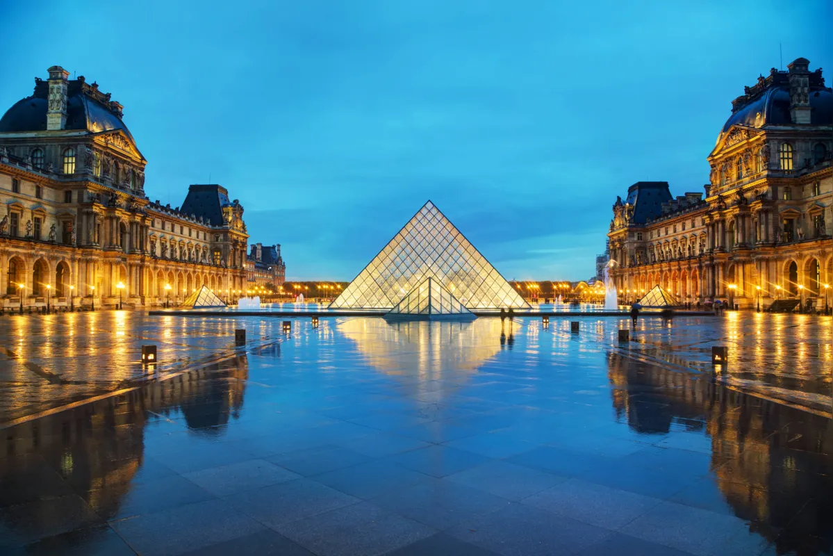 Sediado num palácio do século XII, o Museu do Louvre teve uma pirâmide de cristal acrescentada à sua arquitetura em 1989 que se ela tornou um marco da contemporaneidade
