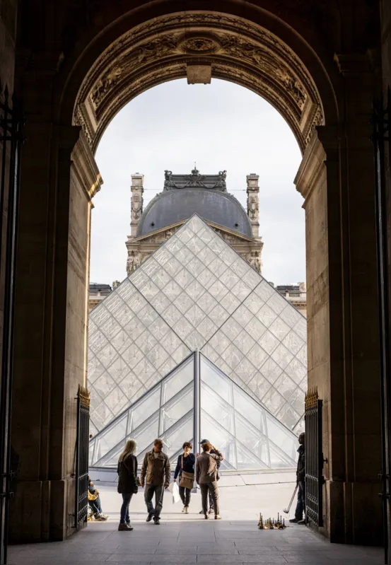 A pirâmide de cristal, ao fundo, hoje é a porta de acesso do público ao Louvre