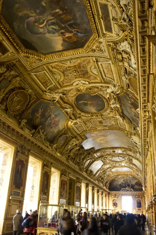 No tour virtual, é possível visitar a Galeria de Apolo, que abriga pinturas no teto 