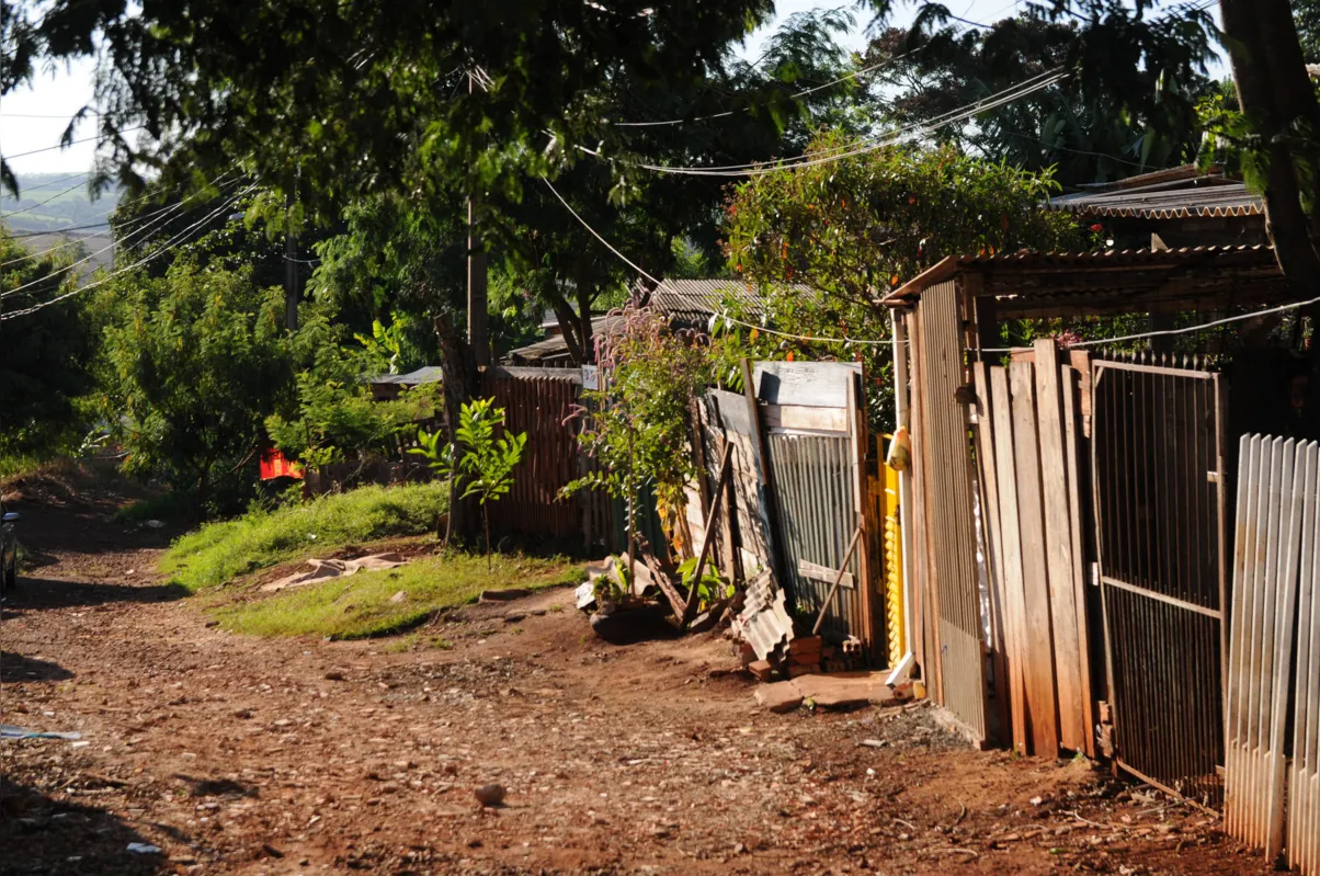 Moradores de ocupações vivem em condições insalubres, sem acesso a infraestrutura básica