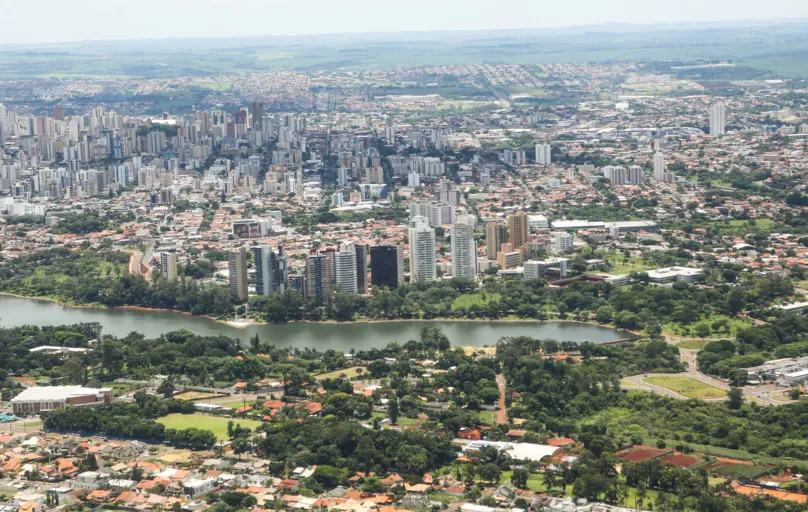 Os aviões do aeroclube sobrevoaram todas as regiões de Londrina, líderes religiosos embarcaram nos voos para a benção aérea da cidade