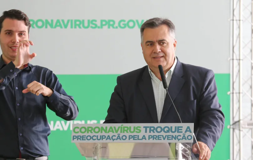 Secretário da Saúde, Beto Preto (à dir.), anuncia ampliação de leitos para cuidados em avanços do coronavírus no Paraná