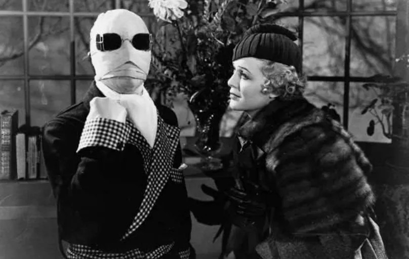 Na  primeira versão, de 1933,  foi muito difícil fazer o filme, a começar pelo truque de segurar a roupa do personagem invisível
