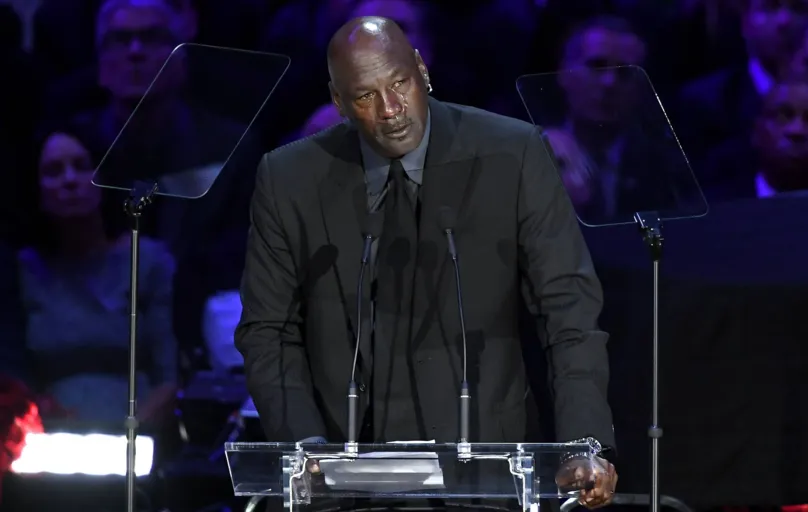 Michael Jordan se emociona durante cerimônia no ginásio Staples Center, em Los Angeles, onde a esposa de Kobe Bryant agradeceu ao carinho dos fãs