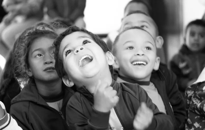 A fotógrafa Mel Yanes mostra crianças de forma espontânea, com seus sorrisos, olhares, movimentos