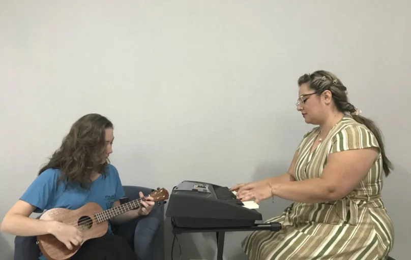 A fisioterapeuta Jéssika Mehret tem feito sessões de musicoterapia com Gislaine Matos: autoconhecimento 