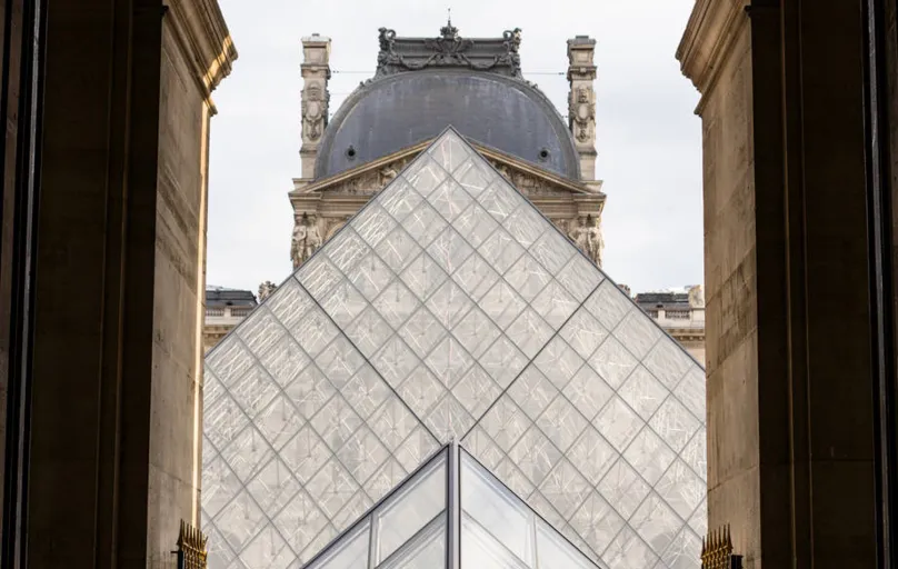 A pirâmide de cristal, ao fundo, hoje é a porta de acesso do público ao Louvre