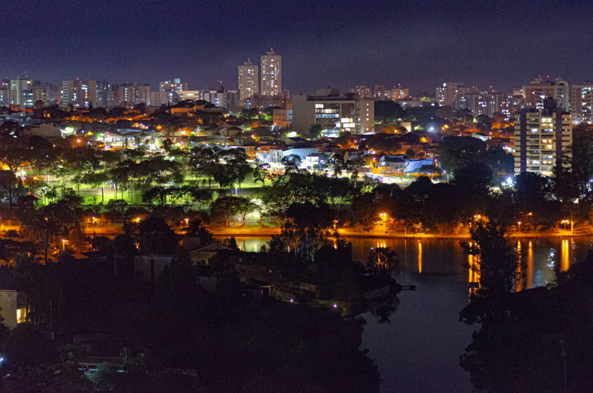 Imagem ilustrativa da imagem A Cidade Fala - Noite no Lago