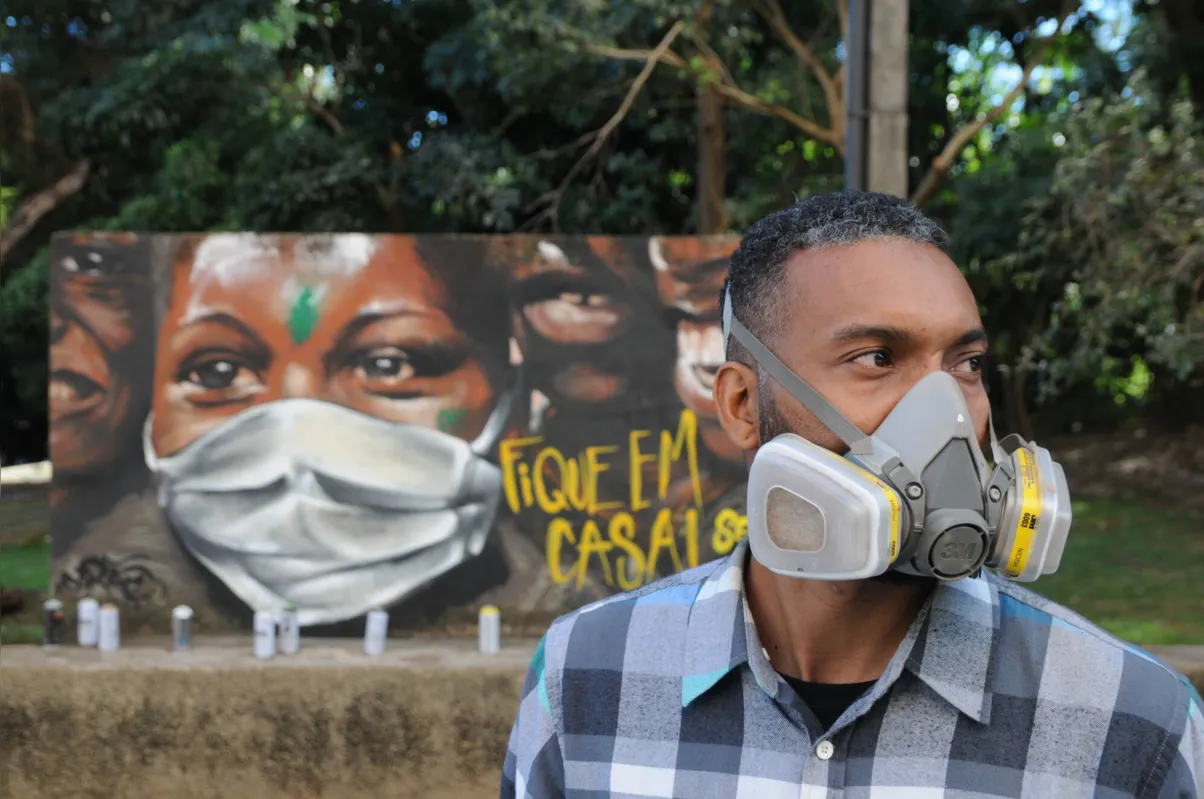 O grafiteiro Carão foi discriminado em Santa Catarina por uma mulher que não queria "preto na parede" de uma propriedade 