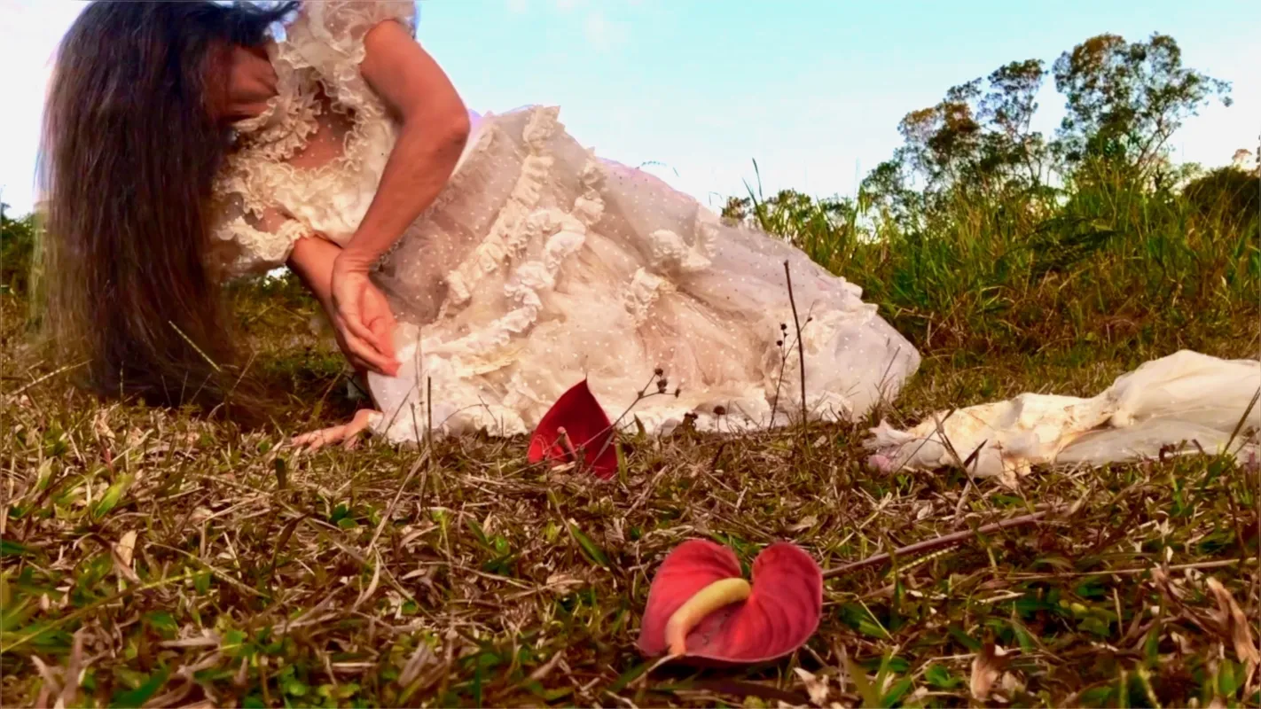A performer brasileira Maura Baiocchi no filme sobre a peste e o teatro
