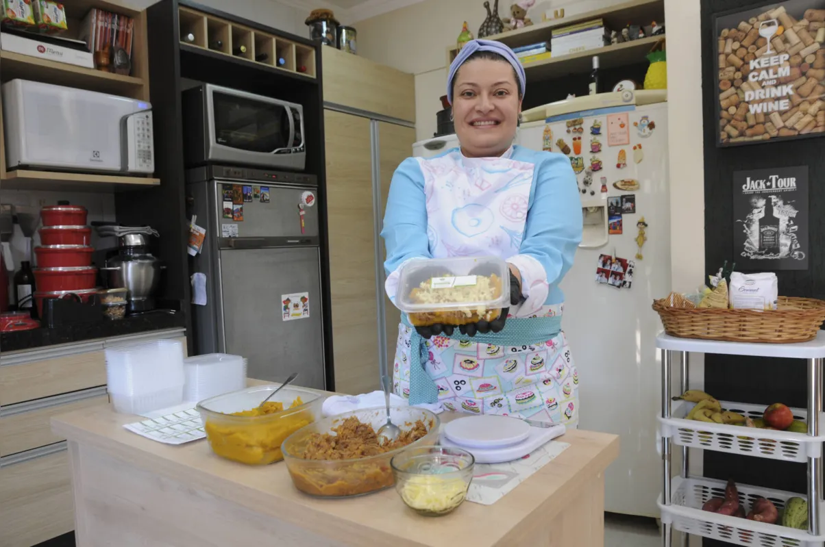 materia sobre chef de cozinha que montou em casa sua propria cozinha para produzir ne vender marmitas - fotos: gustavo carneiro - folha de londrina - 17/07/20 - personagem: luciana rocha