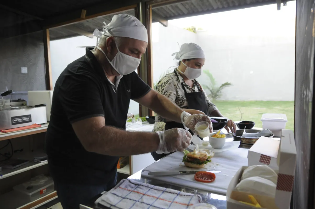 materia sobre casal que montou uma cozinha em casa para produzir e vender lanches - chicken potato londrina - fotos: gustavo carneiro - folha de londrina - 17/07/20 - personagem: simone e milton teixeira
