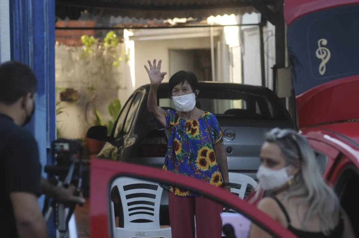Familiares puderam demonstrar o amor e a gratidão que sentem pela batian enquanto trafegavam em frente à residência