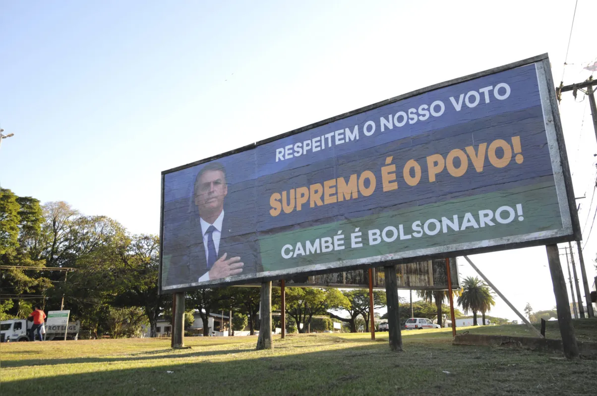 Imagem ilustrativa da imagem Apoiadores de Bolsonaro publicam outdoors em Londrina e Cambé