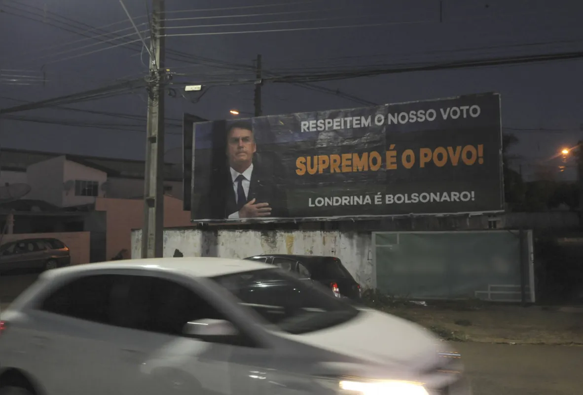 Imagem ilustrativa da imagem Apoiadores de Bolsonaro publicam outdoors em Londrina e Cambé