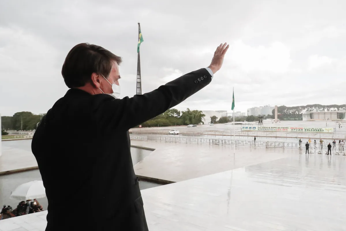 Imagem ilustrativa da imagem Após acusar Maia de ferrar governo, Bolsonaro se reúne com deputado e diz que voltaram a 'namorar'