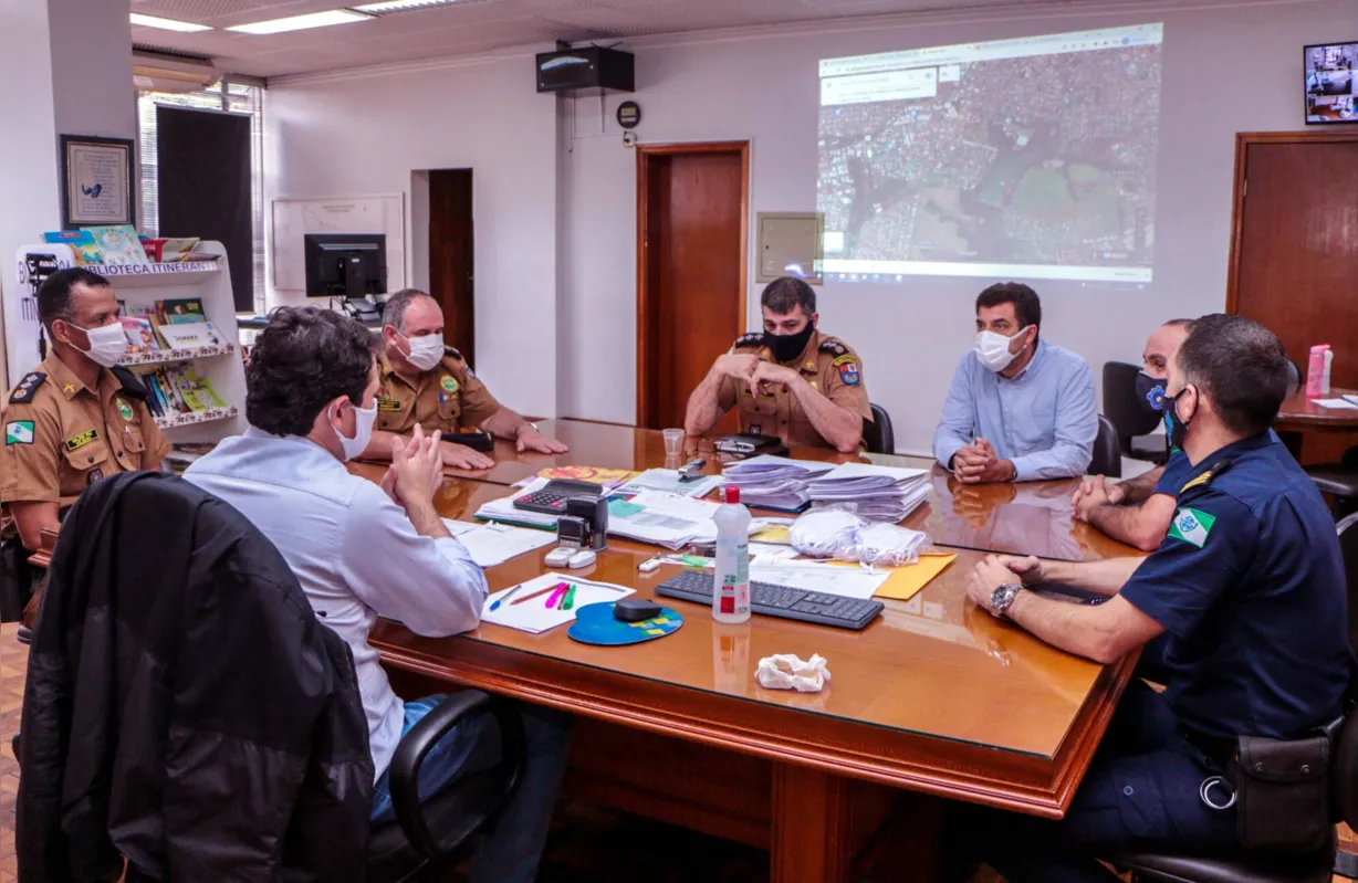 O prefeito Junior da Femac em reunião que discutiu os detalhes do fechamento dos parques na cidade.