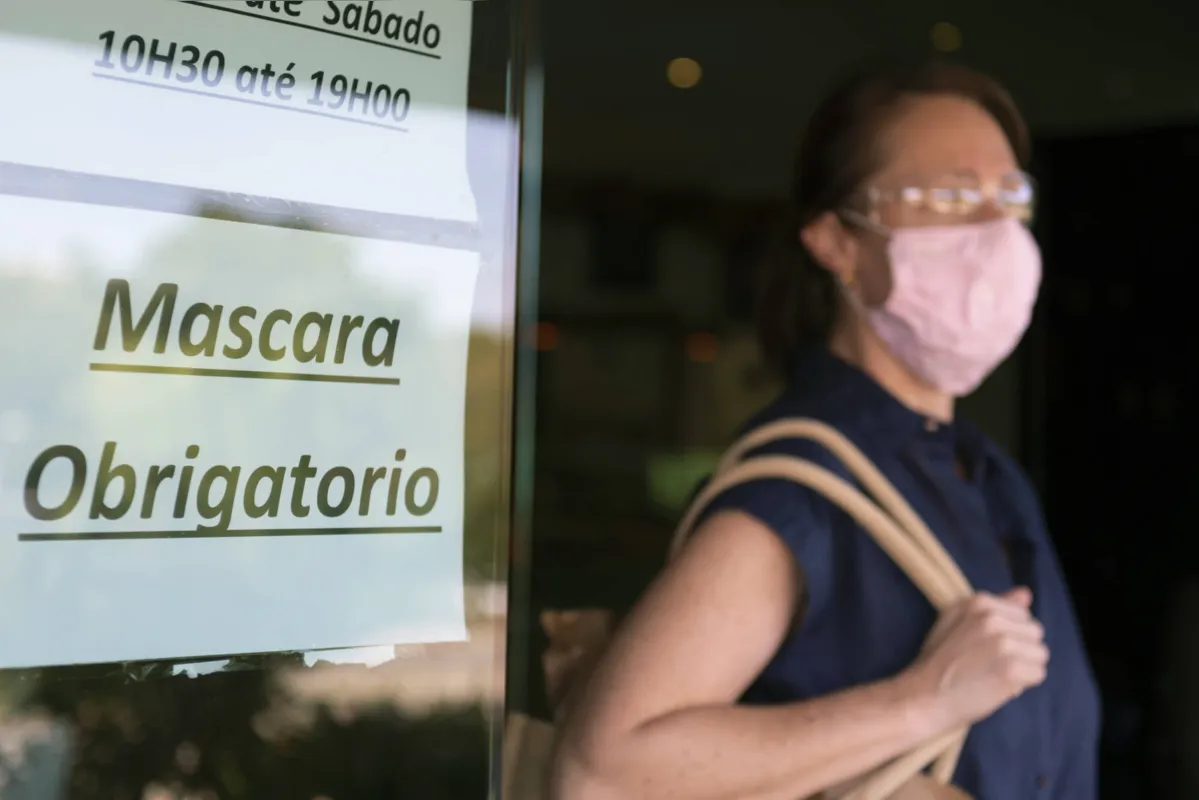 Imagem ilustrativa da imagem As máscaras caem