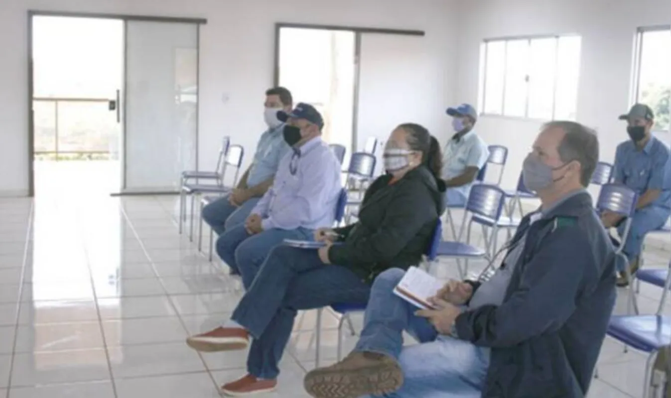 Reunião no auditório do Parque de Exposições Lauro Teodoro da Silva organizou os trabalhos de recolhimento de embalagens de agrotóxicos.