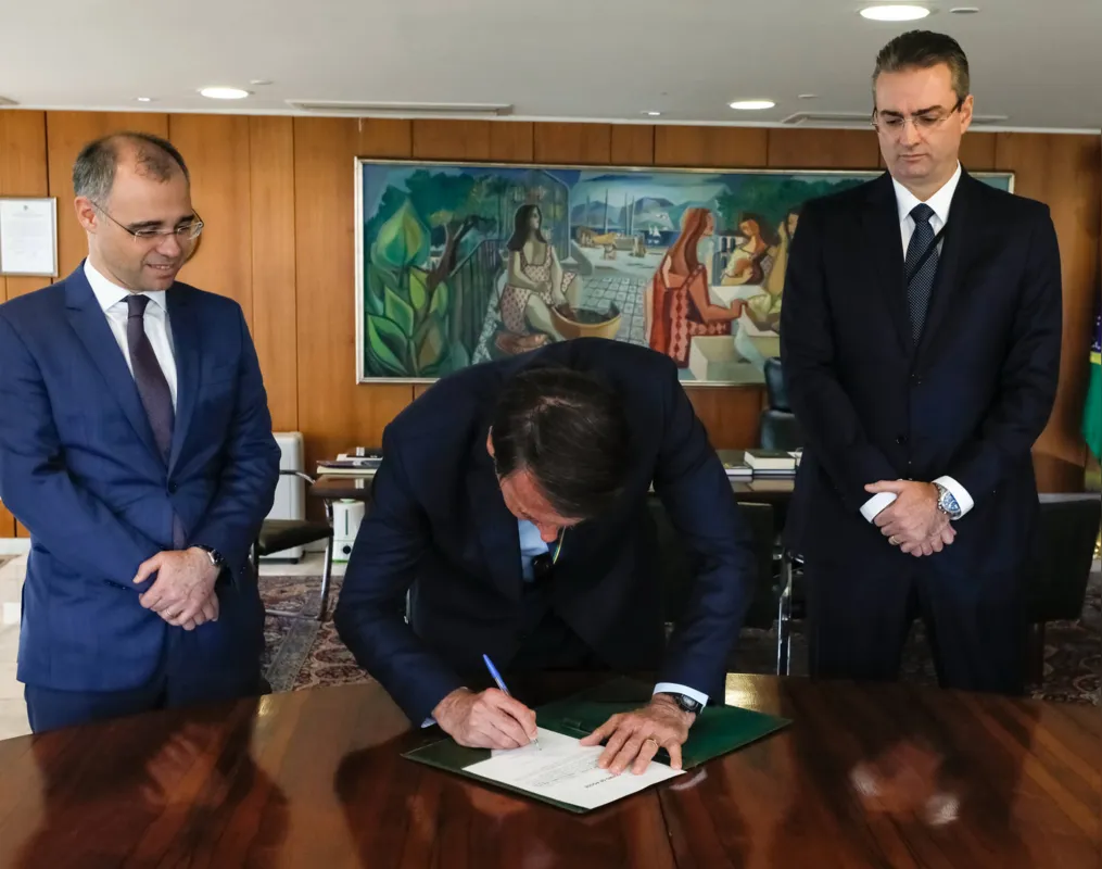 Imagem ilustrativa da imagem Bolsonaro nomeia para a PF indicado de Ramagem, barrado pelo Supremo