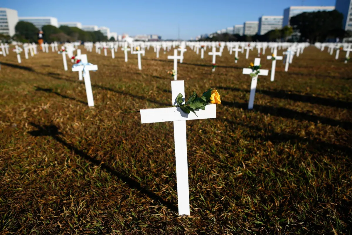 
Houve protesto no gramado da Esplanada com mil cruzes em homenagem aos mortos pelo coronavírus 