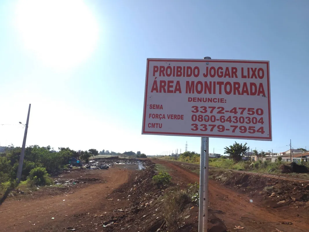 Imagem ilustrativa da imagem CMTU retira 880 caminhões de entulho do antigo Morro do Carrapato