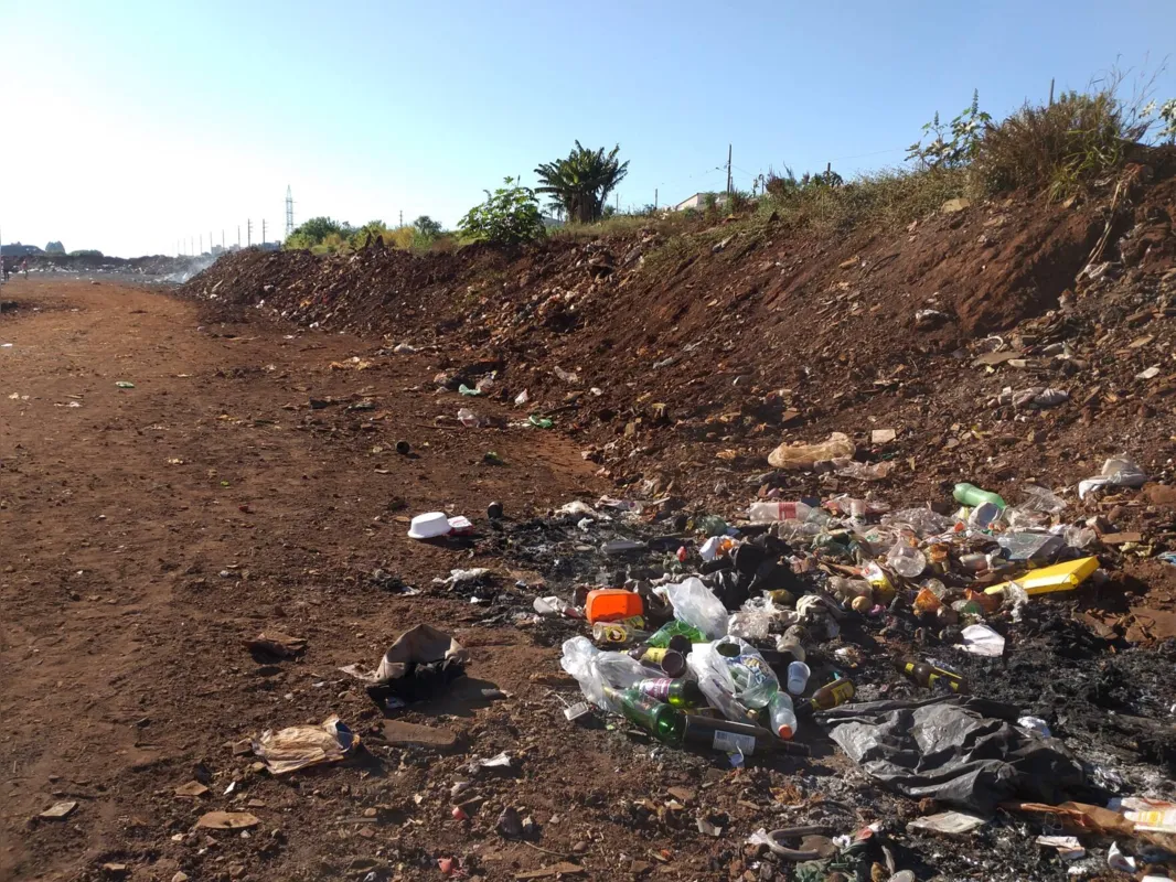 Apesar da limpeza, lixos já voltaram a ser jogados irregularmente no terreno