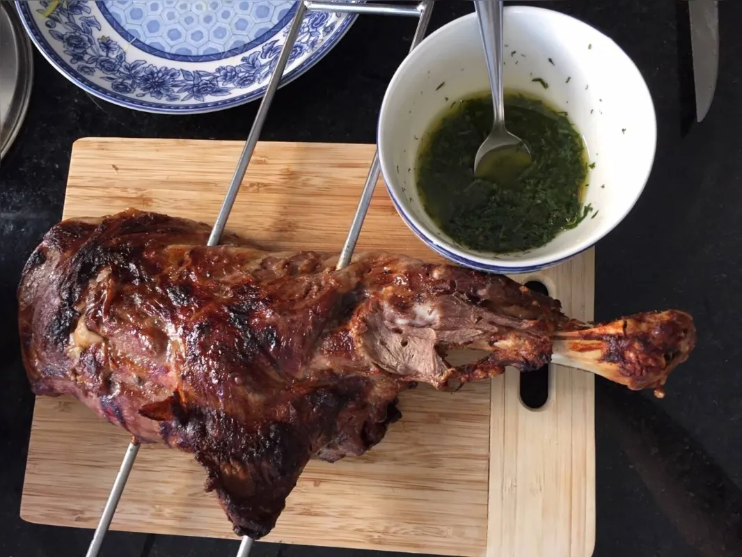Cordeiro ao molho pesto: receita de dar água na boca