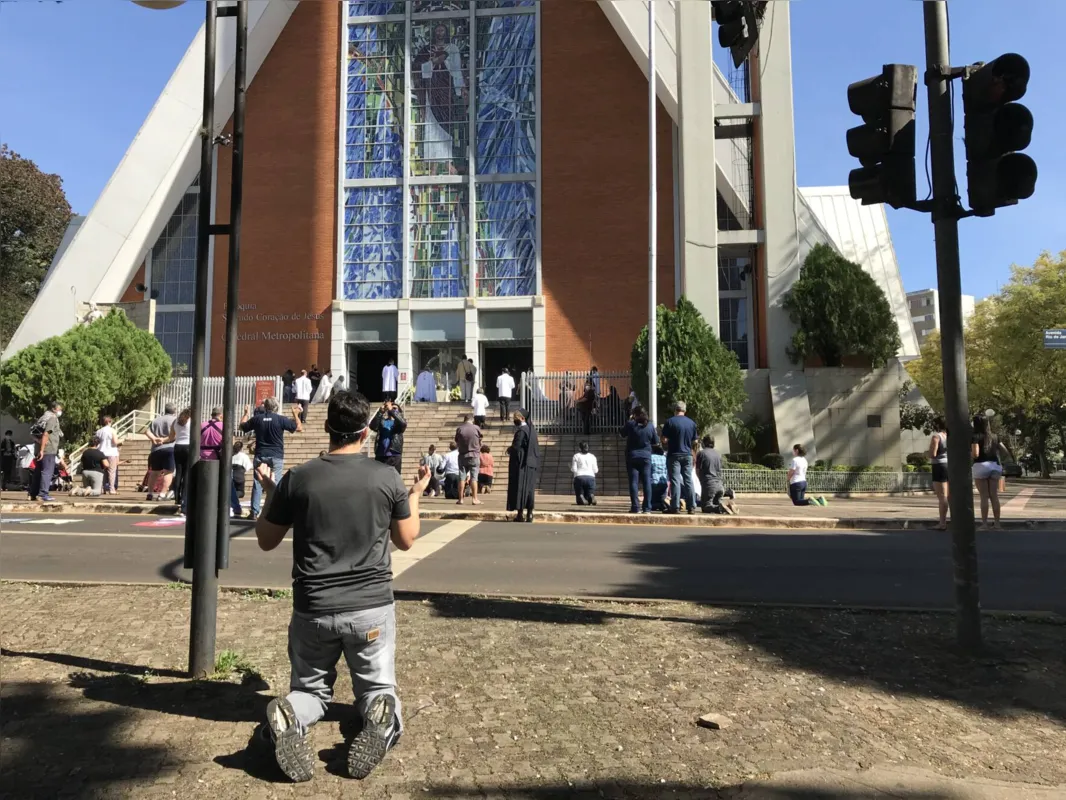 Imagem ilustrativa da imagem Catedral de Londrina faz pequena procissão e leva Santíssimo Sacramento até a Santa Casa de Londrina