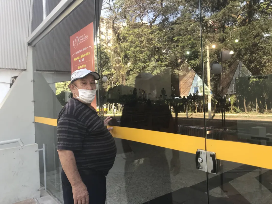 Dalvo Zanin acompanhou a missa pela porta de vidro