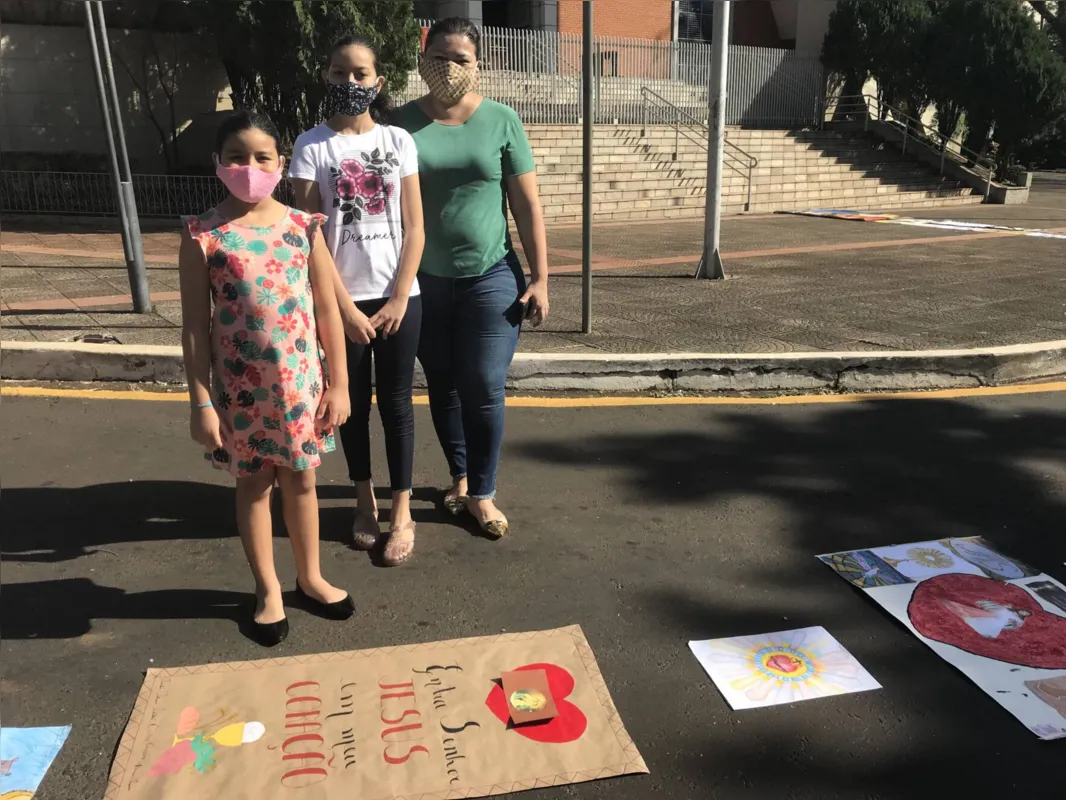Cristiane de Oliveira Tokairin e as duas filhas confeccionaram um dos cartazes que foram estendidos em torno da Catedral