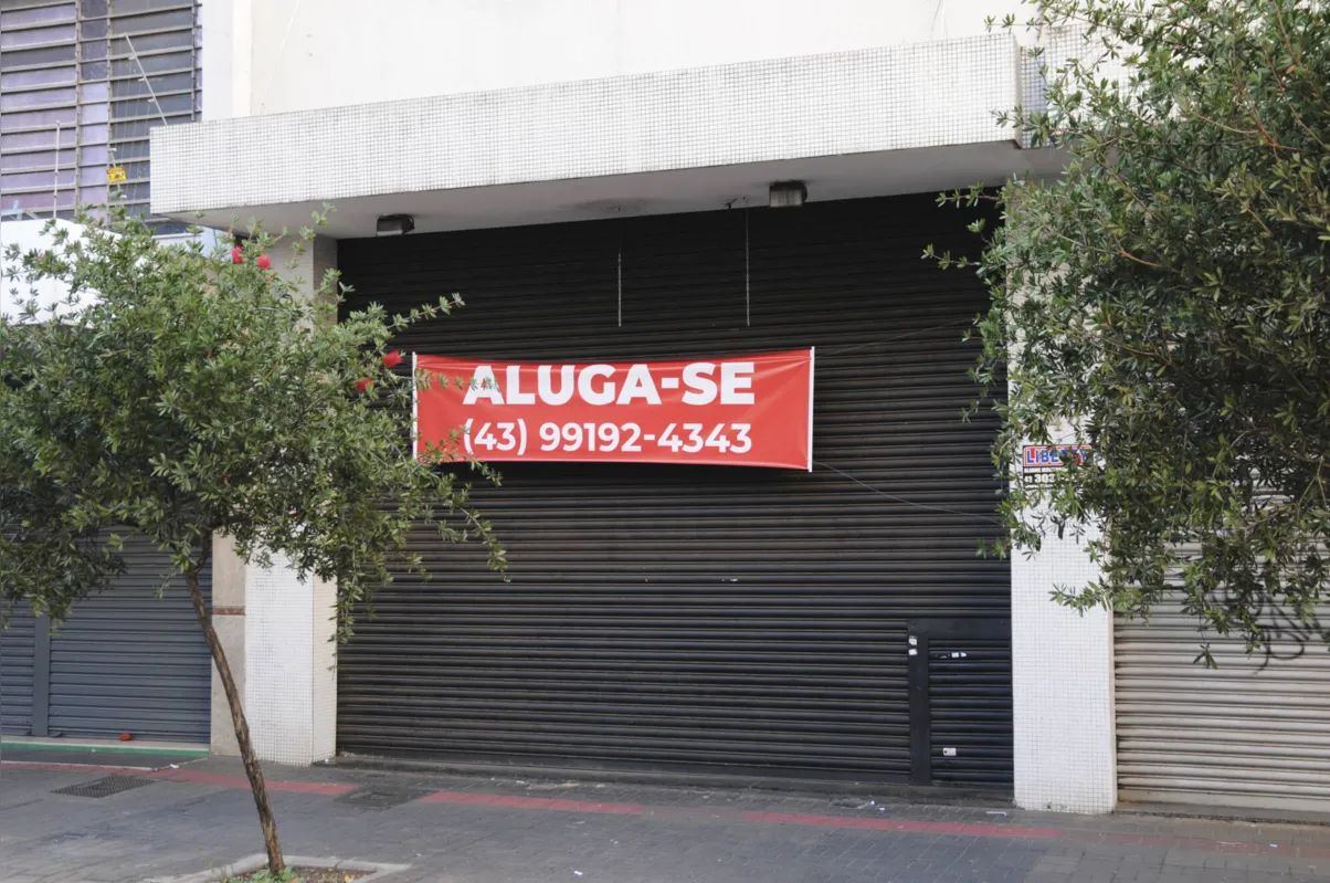 Há muitos imóveis para alugar e os proprietários que já têm inquilinos estão negociando os aluguéis até a superação da crise 