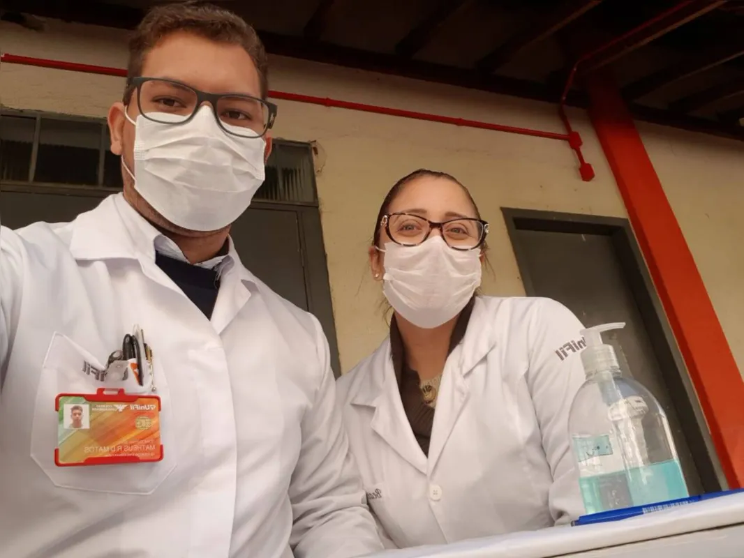 Matheus e Beatriz, estagiários na Unidade de Saúde do Parque Guanabara  