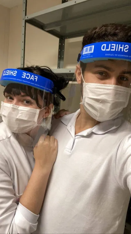 Os alunos  Larissa e Murilo, estagiários no Hospital do Câncer 