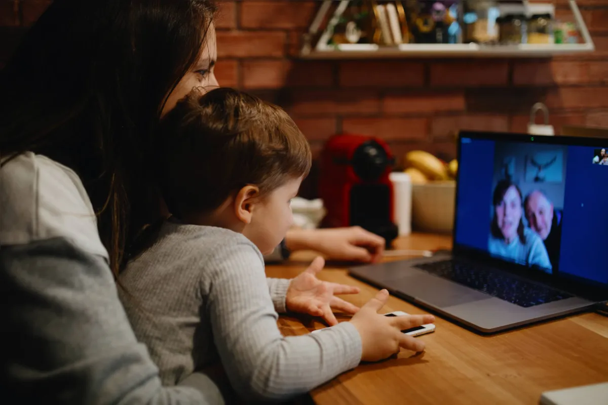 É importante estimular a criança a ter contato nas redes sociais com parentes e amigos