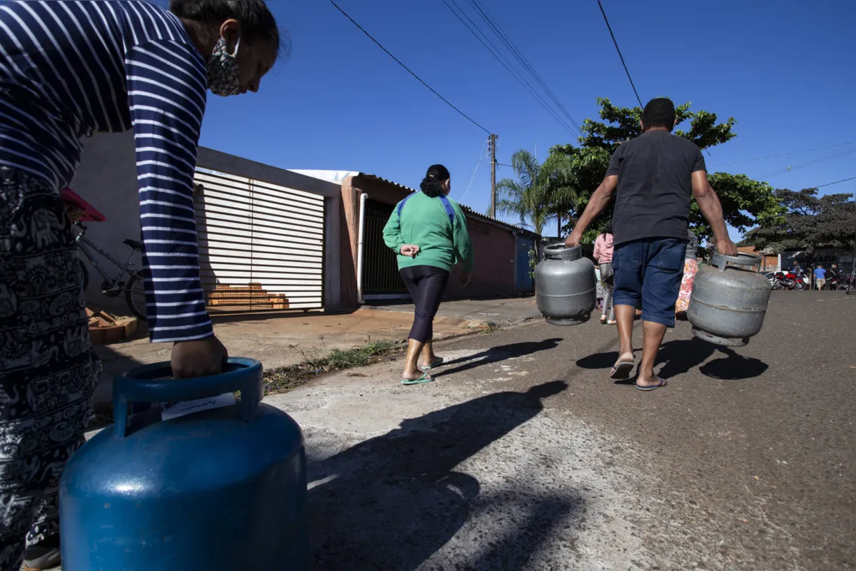 Imagem ilustrativa da imagem Comunidades em Londrina recebem botijões de gás