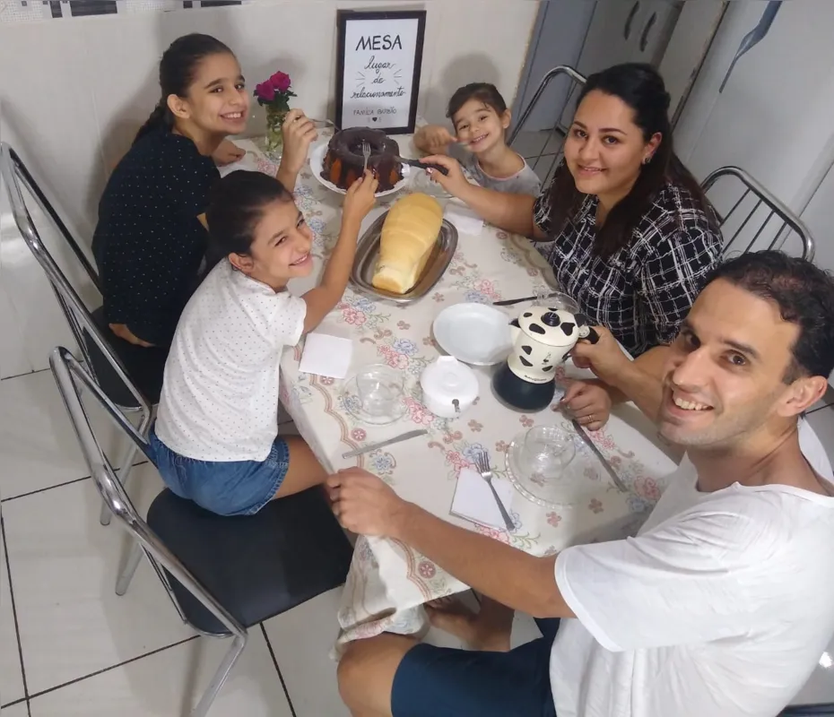 “Gosto muito de tomar café e queria tirar a foto de todos com o bolo e pães à mesa", descreveu Emanuela Barbão 