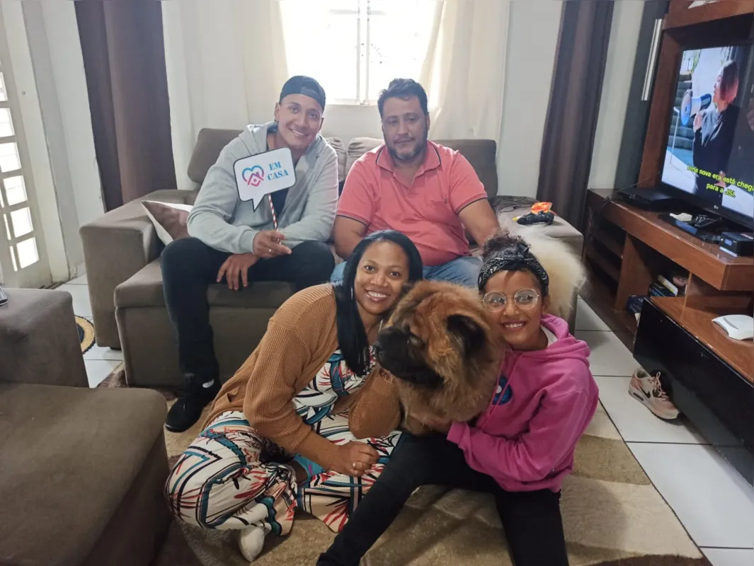 Ana Flávia  Silva escolheu retratar a família na sala com o cachorro de estimação 