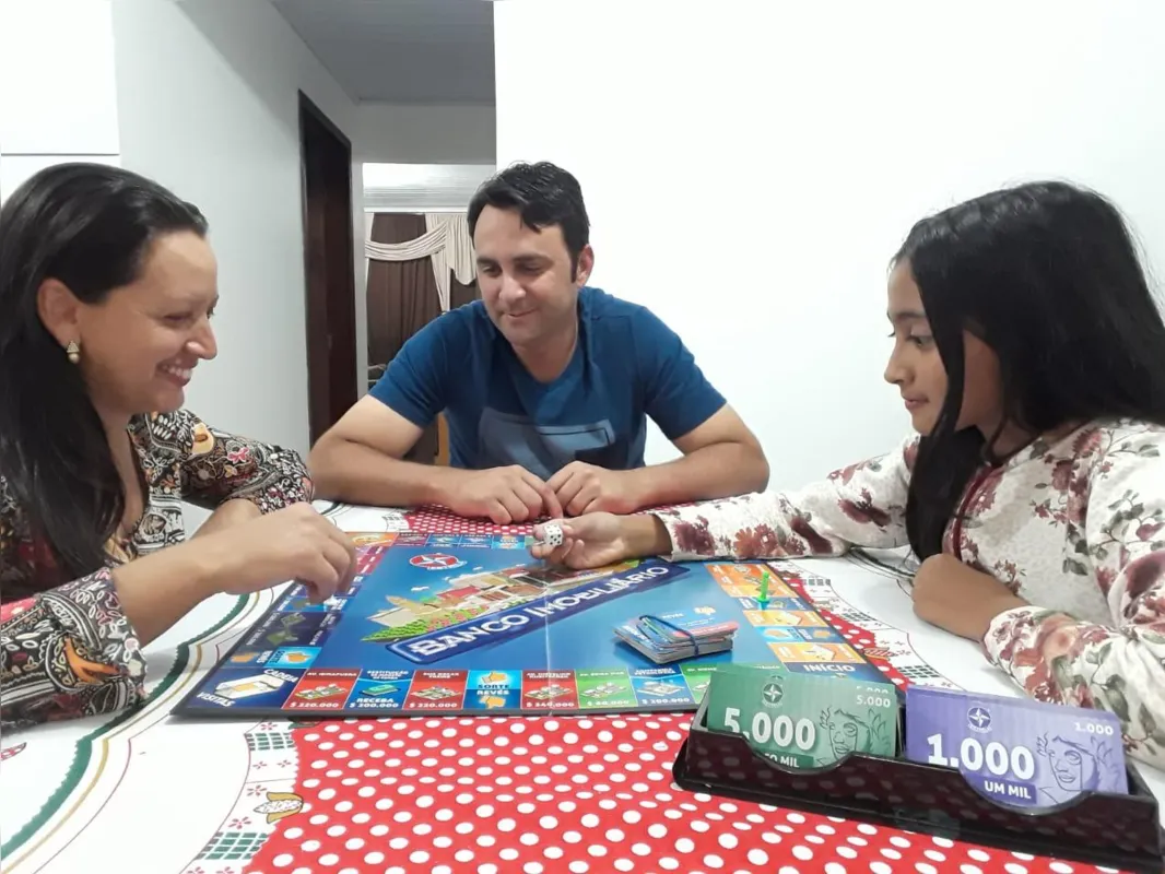 Isabela Aparecida Arlindo Estevão com os pais Tatiane o Vanderlei: momento de lazer 