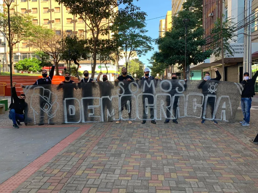 Imagem ilustrativa da imagem Corintianos fazem manifestação pela democracia no centro de Londrina