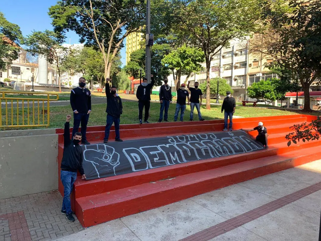 Imagem ilustrativa da imagem Corintianos fazem manifestação pela democracia no centro de Londrina