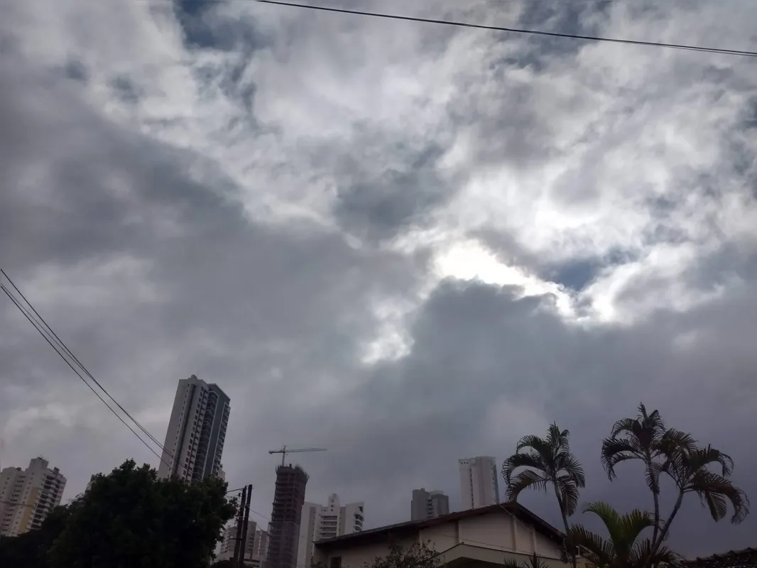 Céu permaneceu nublado neste sábado.