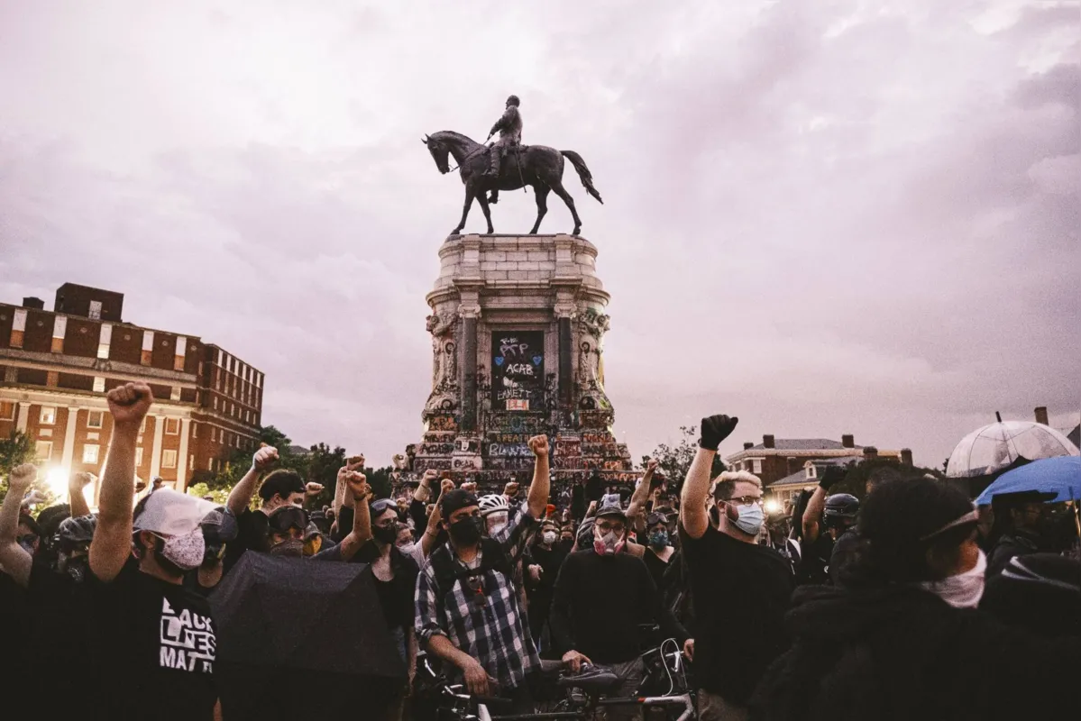 Manifestantes próximos à estatua de Robert E. Lee em Richmond, Virginia, Estados Unidos.