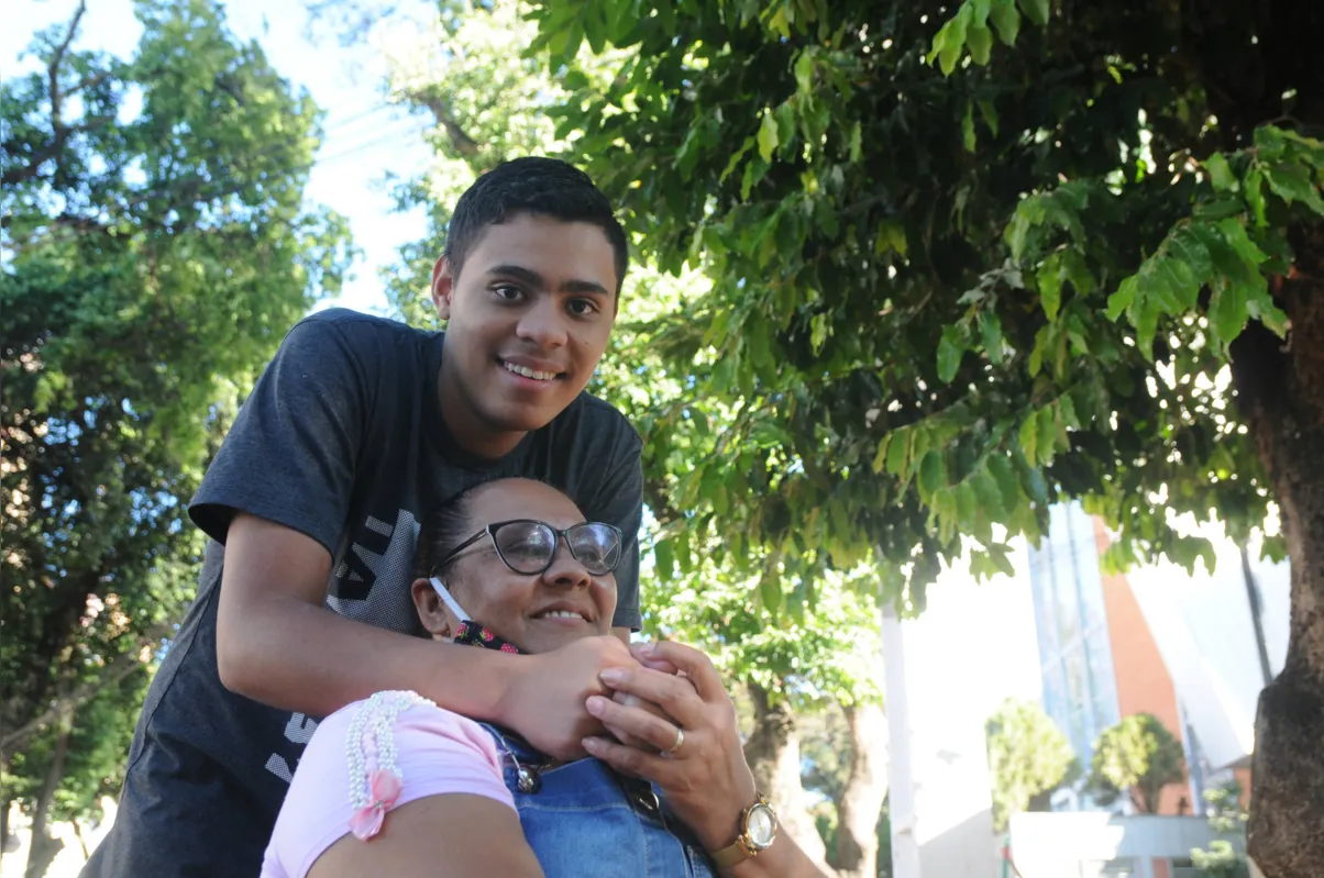 "Não vejo a hora de ver aquela carinha dela”, diz Sônia Portes sobre a neta e ao lado do filho Pedro Lucas