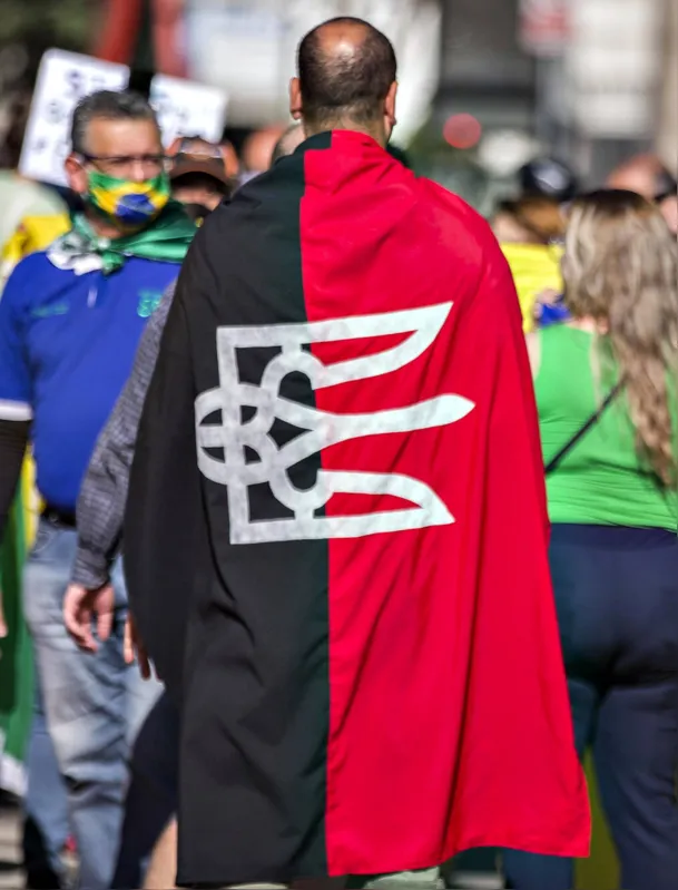 Imagem ilustrativa da imagem Dono de polêmica bandeira ucraniana é brasileiro que treina paramilitares